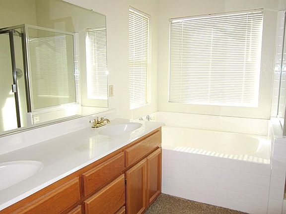 5th image of 3822 Des Moines Dr
