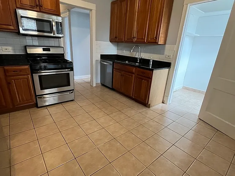 4411 W Montrose Ave #2 — Photo 3