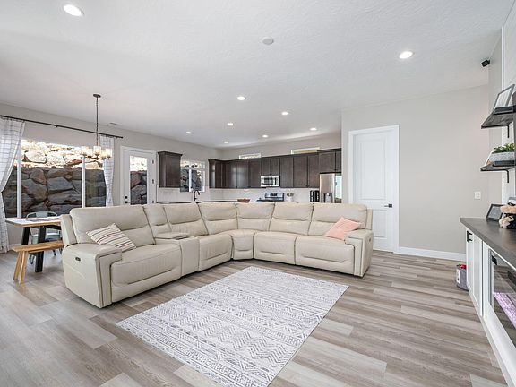 4th image of 878 S Walker Way St