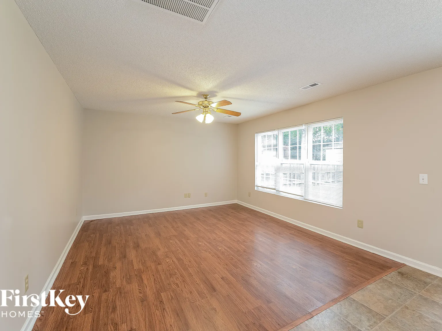 3 bed, 2.5 bath, 1958 sqft, $2,405 — Photo 3