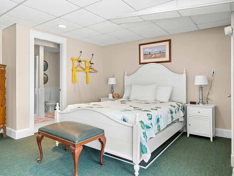 Extra Bed & 3/4 Bathroom in Finished Walk-Out Basement