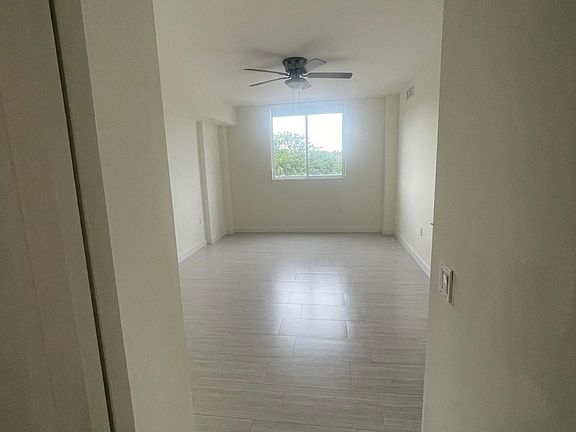 3rd image of 421 NE 35th St #102