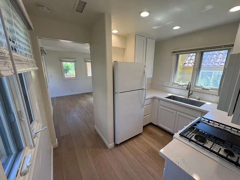 2420 De La Vina St #B — Photo 7