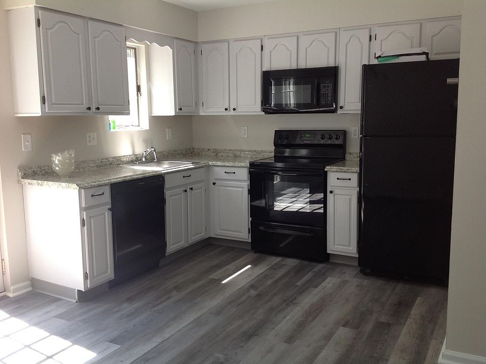1st image of 13 Woodridge Cir