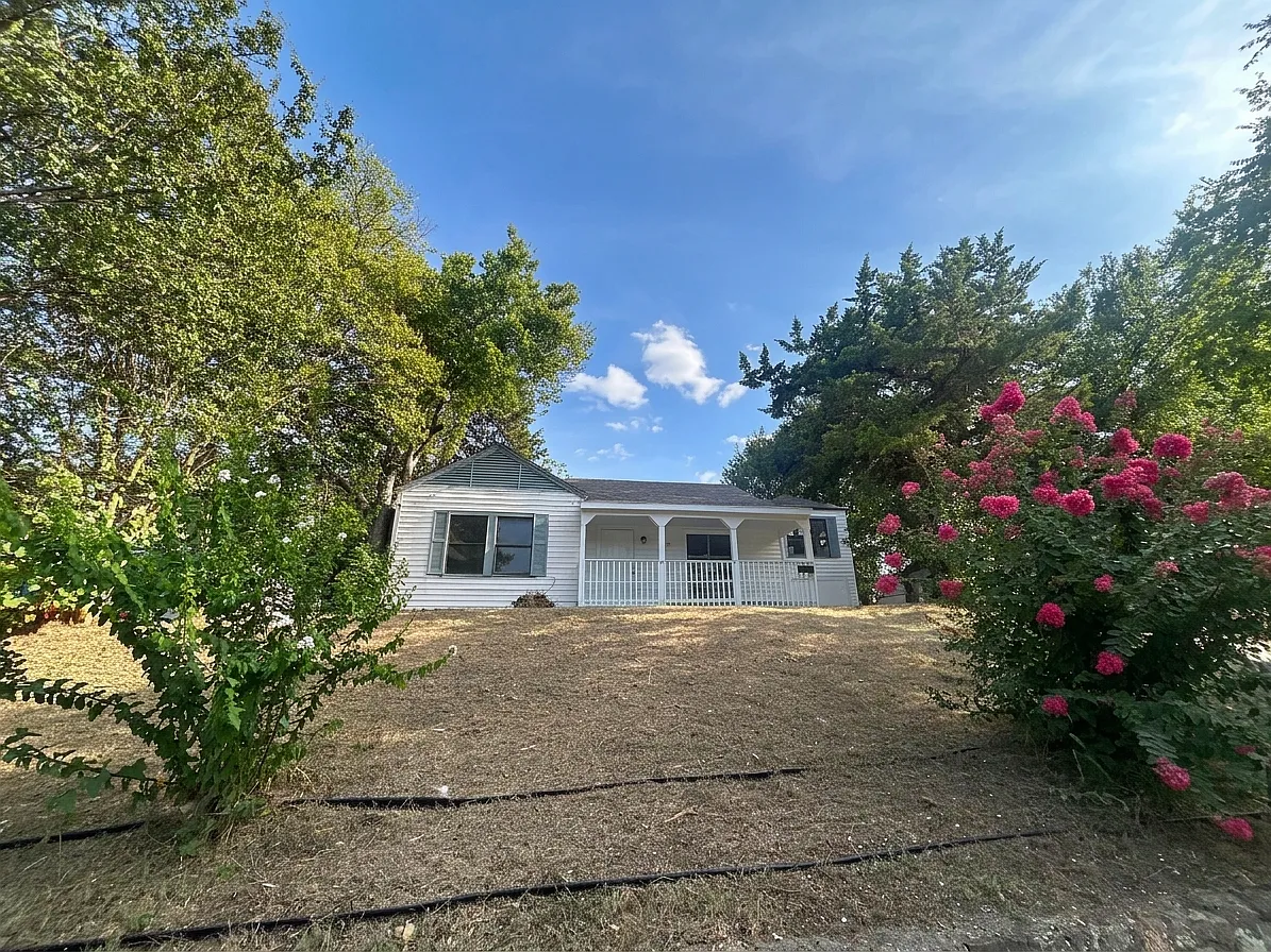 4 bed, 2096 sqft, $2,700 — Photo 1