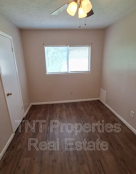1906 Barak Ln #10 — Photo 9