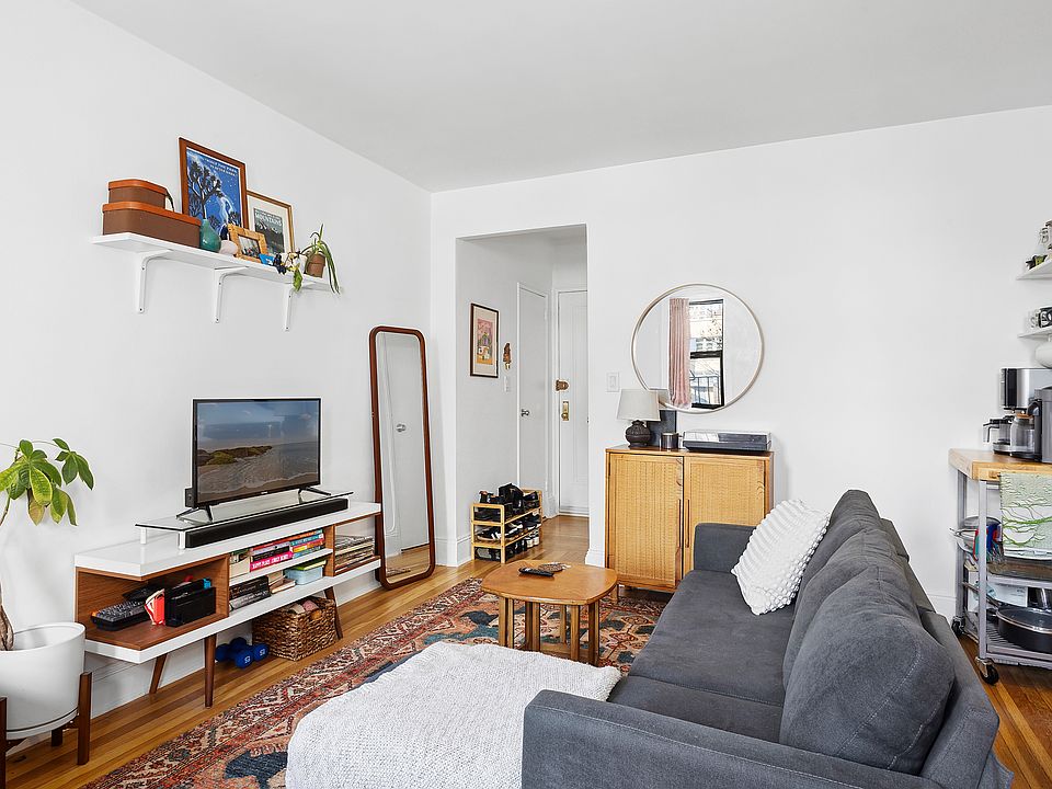 2nd image of 210 E 75th St APT 4G