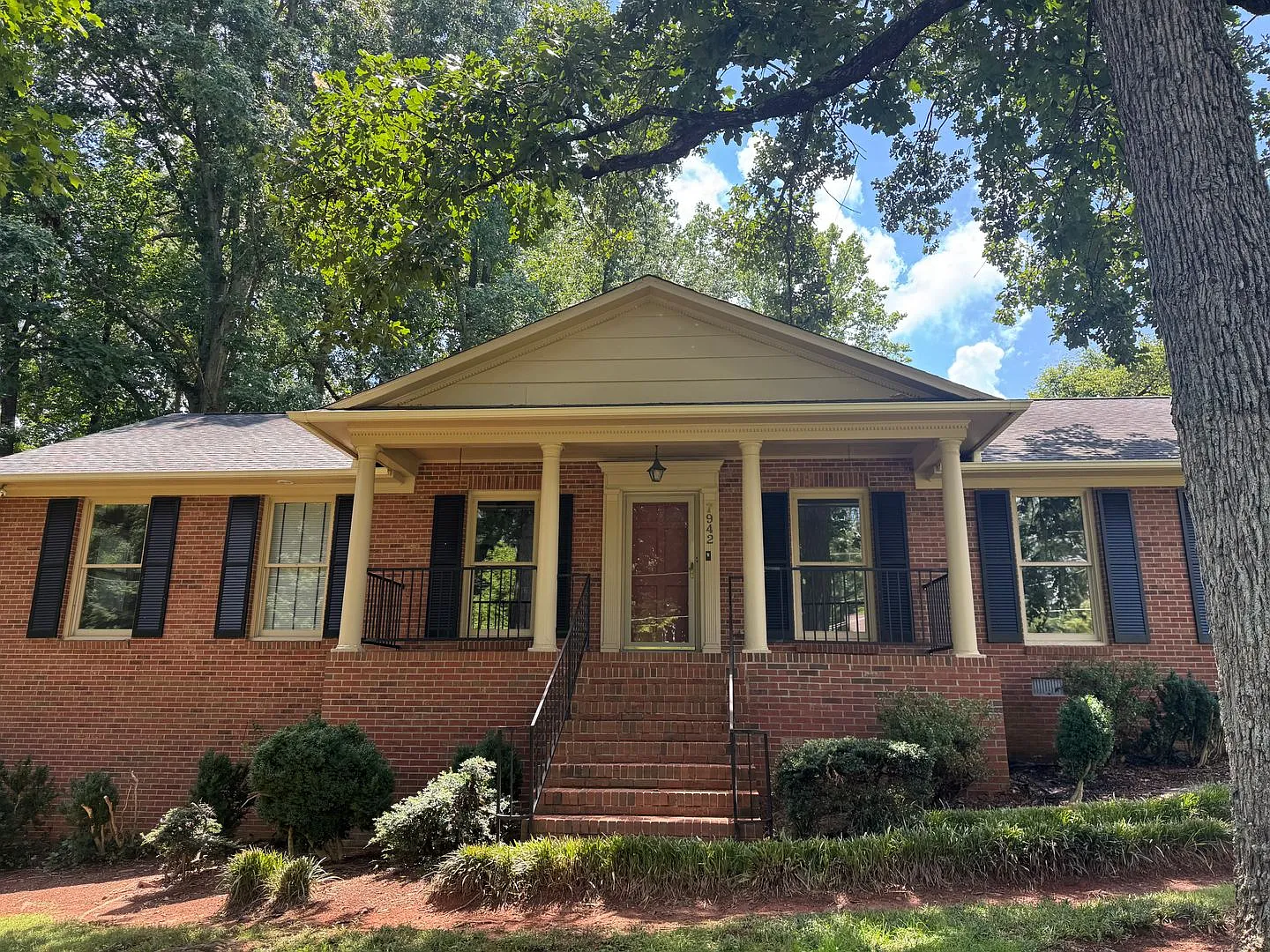 Four Bedroom Brick Home in Denver with finished basement and Seasonal Lake Views! — Photo 2