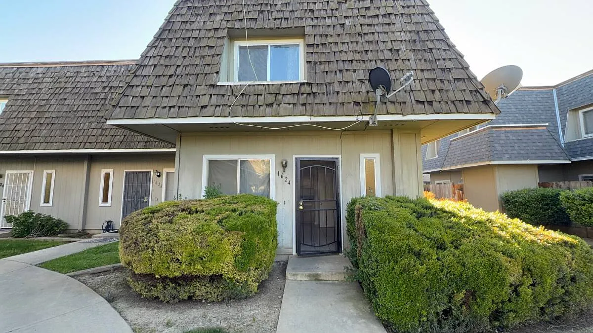 1624 W N Bear Creek Dr in Merced, CA 95348 — Photo 2