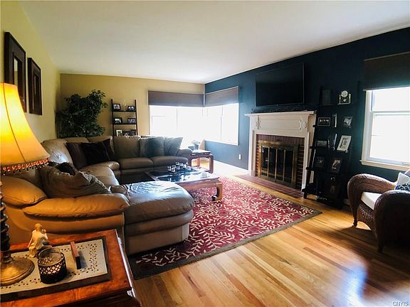 5th image of 12 Ferndale Ln
