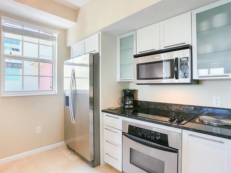 225 NE 1st St #401 — Photo 4