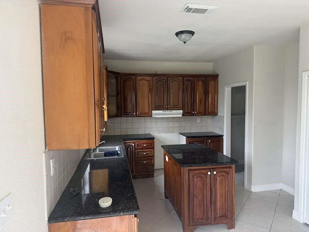 4 bed, 2.5 bath, 1572 sqft, $1,999 — Photo 4
