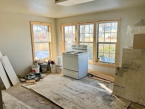 3rd image of 325 Johnson St