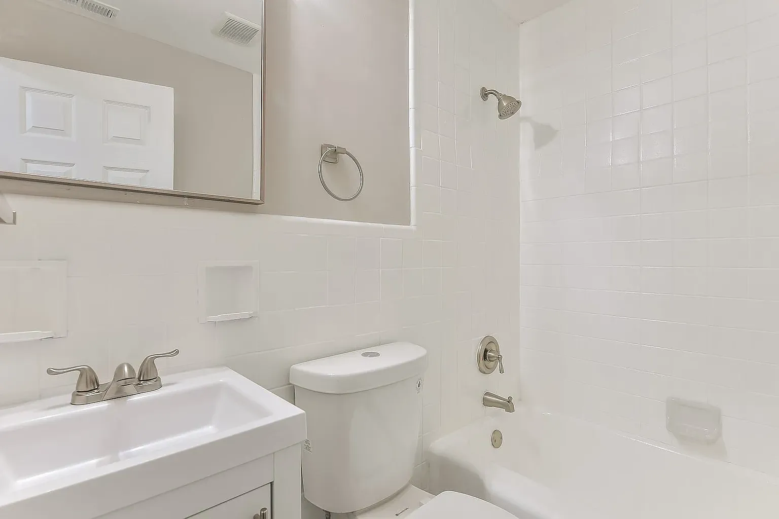 3 bed, 1.5 bath, 1026 sqft, $1,597 — Photo 3