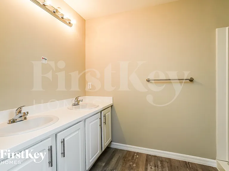 755 Puccini Ave S — Photo 9