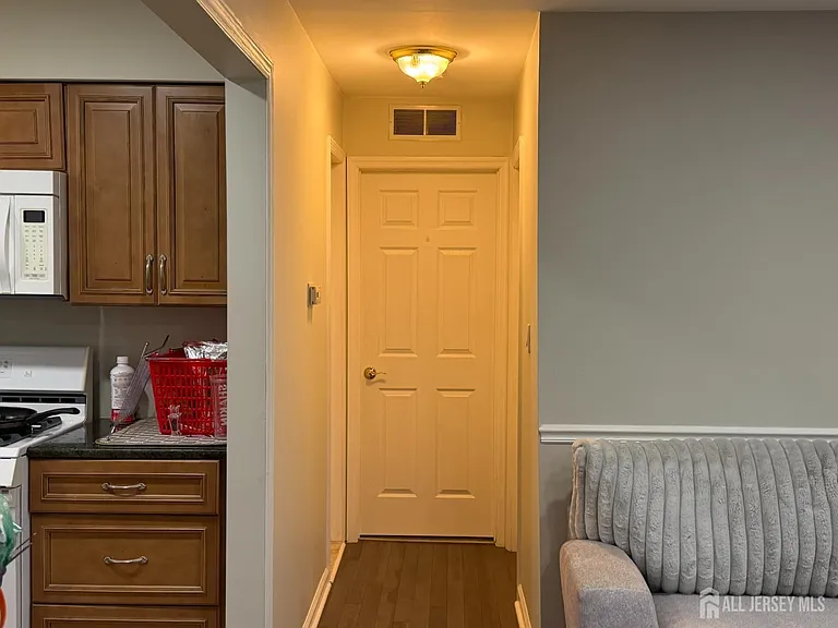 911 Yorkshire Dr — Photo 9