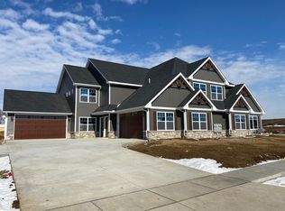 7220 Grove Xing, Bettendorf, IA 52722