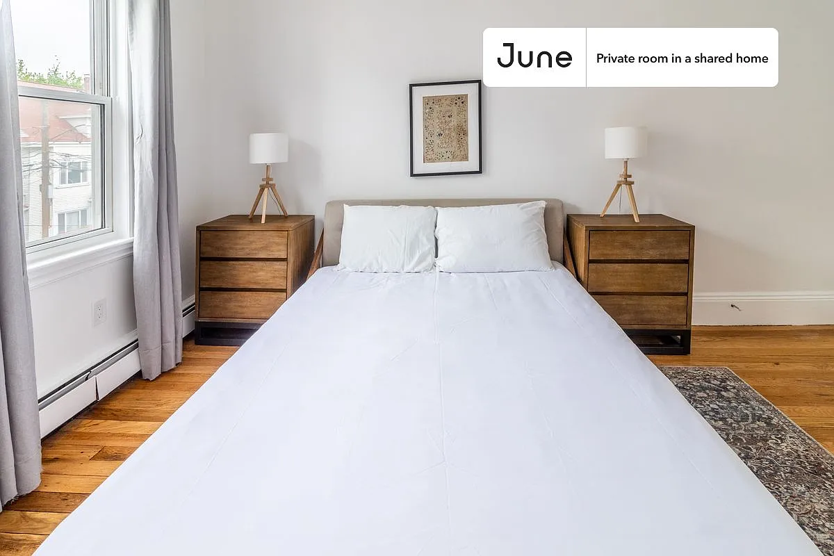 Queen bedroom in 7 bed/2 bath home in Brighton #1263 A — Photo 4