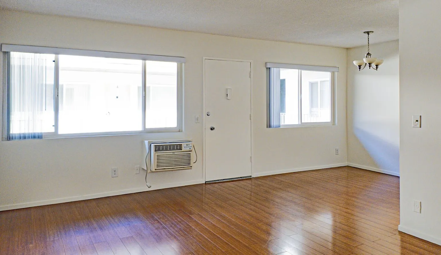 447 W Elk Ave — Photo 4