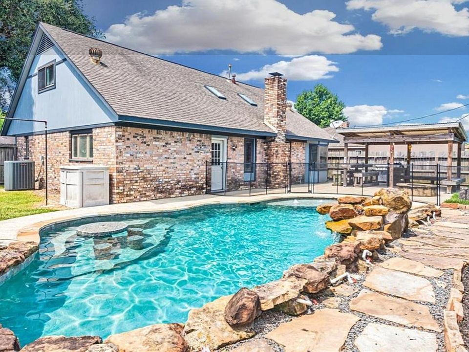 1st image of 3109 Village Ln