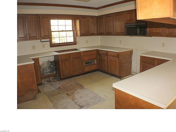 3rd image of 223 Windsor Park Dr
