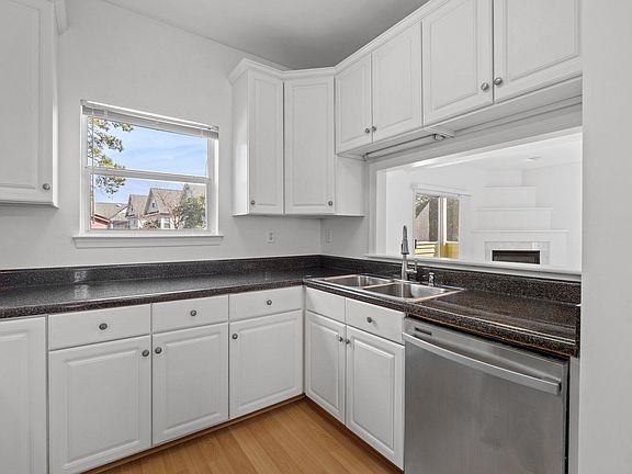 3rd image of 3911 Shady Oaks Dr