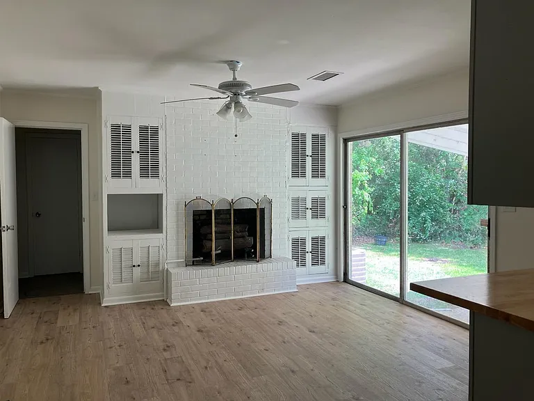 2320 Arcadia St — Photo 4