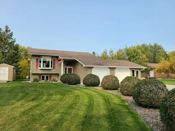402 Shorewood Dr, International Falls, MN 56649