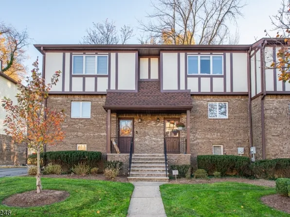 21 Canterbury Ln, New Milford Boro, NJ 07646