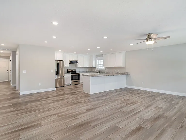 1120 N Clay Ave — Photo 4