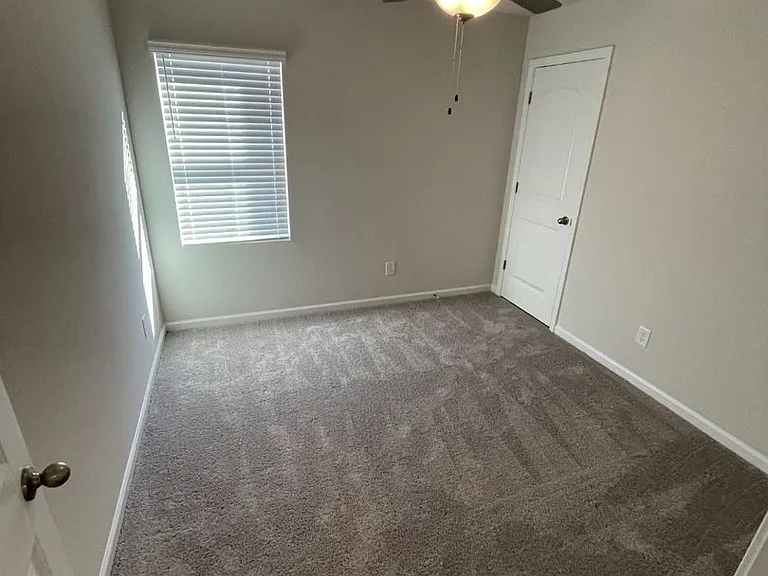 1063 Peony Ln — Photo 6