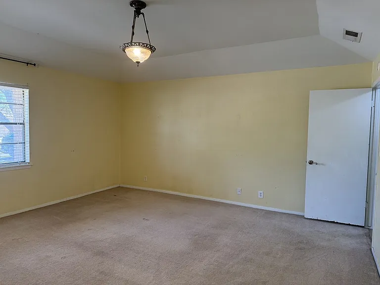 4211 Russell Dr — Photo 10