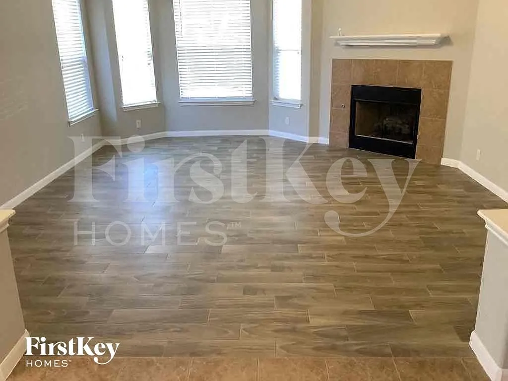 4 bed, 2.5 bath, 3133 sqft, $2,305 — Photo 2