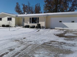 807 N Worthey St, Flora, IL 62839