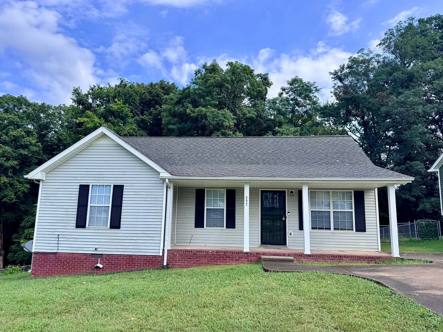 Conveniently located! Cute Rach with 3 bedrooms and 2 baths! — Photo 1