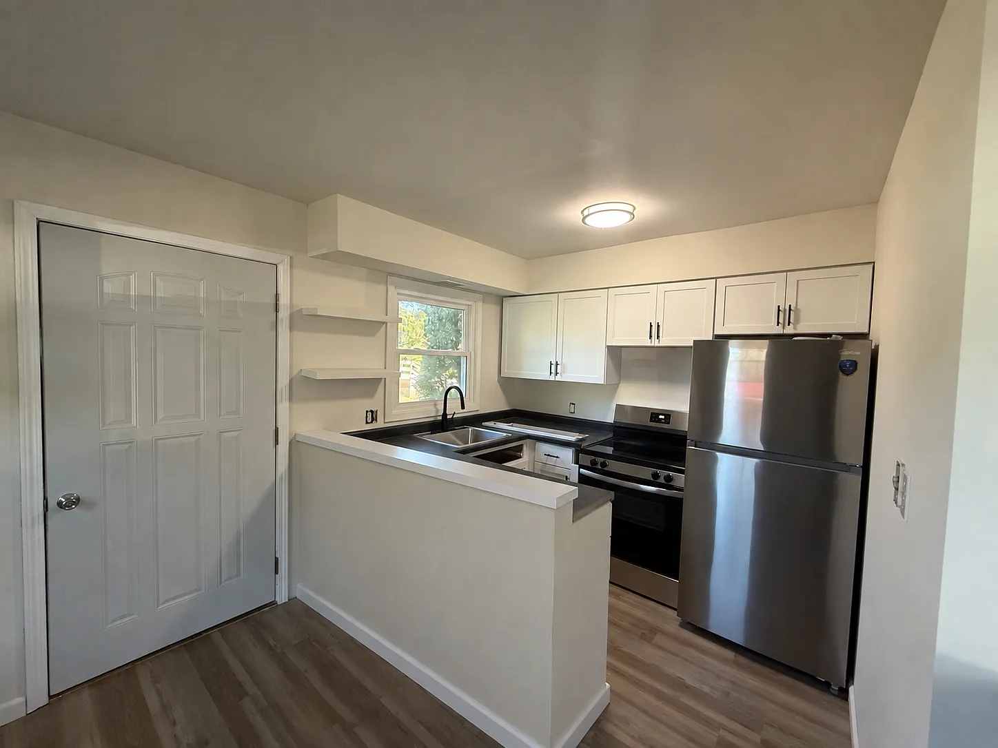 1320 E Lieg Ave — Photo 2