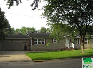 720 5th St, Hull, IA 51239