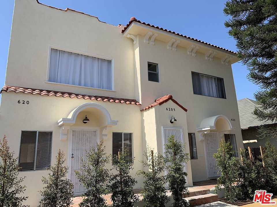 1st image of 620 W 41st Pl