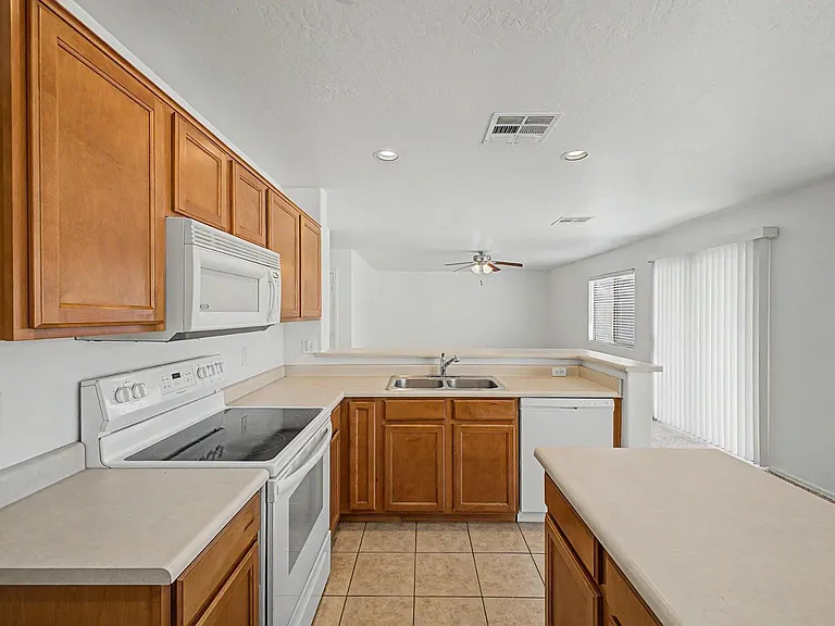 16818 W Marshall Ln — Photo 4