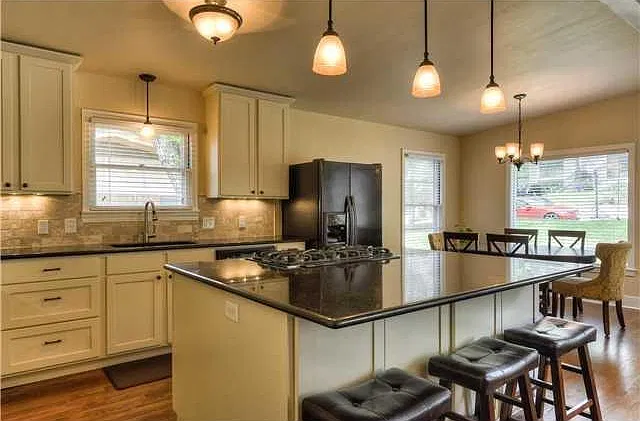 3 bed, 2.0 bath, 1400 sqft, $3,600 — Photo 4