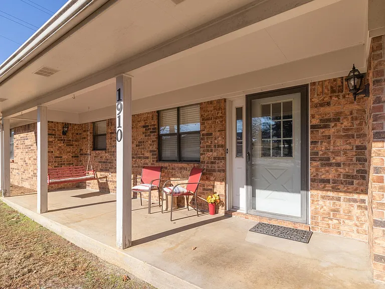 1910 Oak Hills Dr — Photo 16