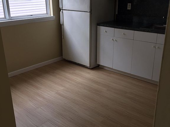 3rd image of 33 Lion St
