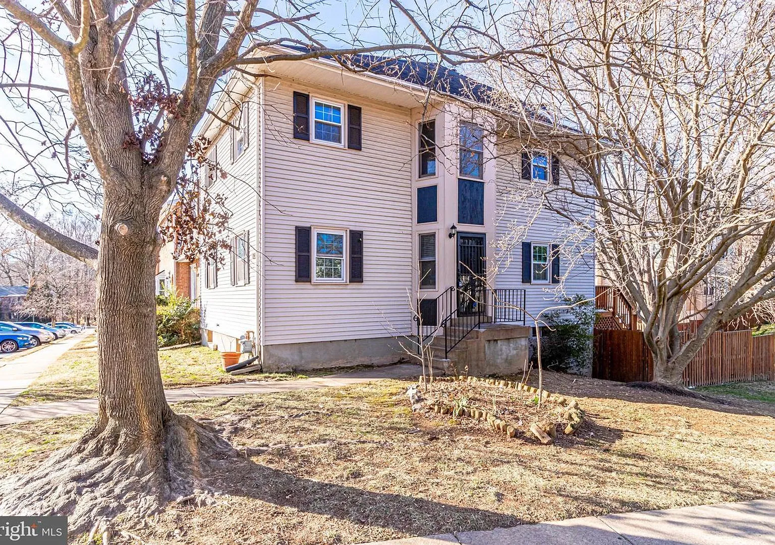 End Unit Townhome 2500 SF Walk to Vienna Metro — Photo 1