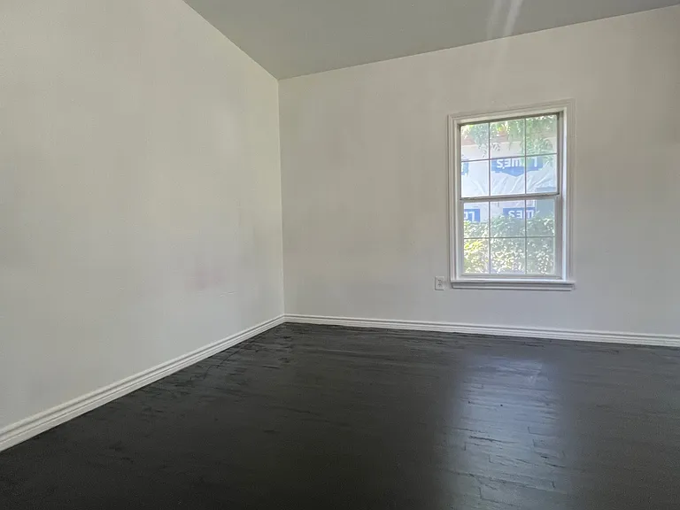 1007 N Riverside Dr — Photo 5