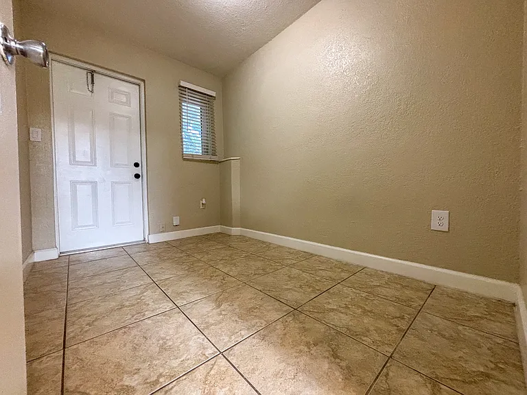 1800 NE 24th Ave #2 — Photo 3