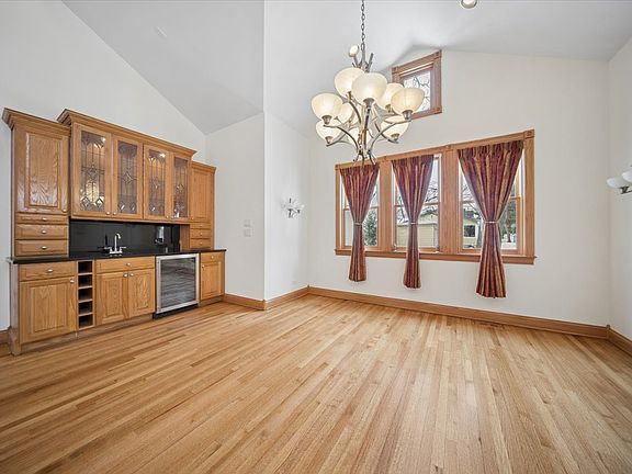 5th image of 215 E Pine Ave