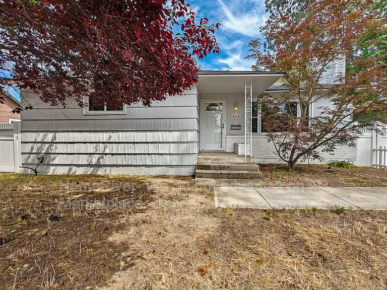 5418 N Maple St — Photo 1