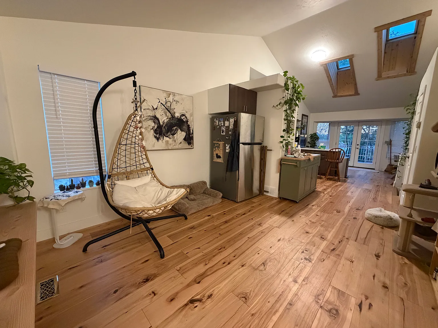 5 bed, 2430 sqft, $2,950 — Photo 3