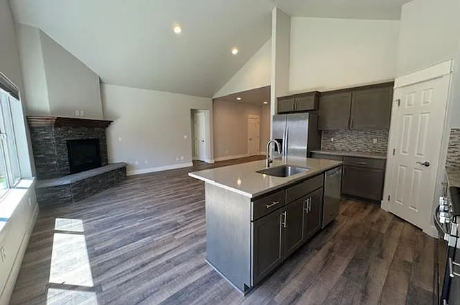 20587 Rolen Ave — Photo 2