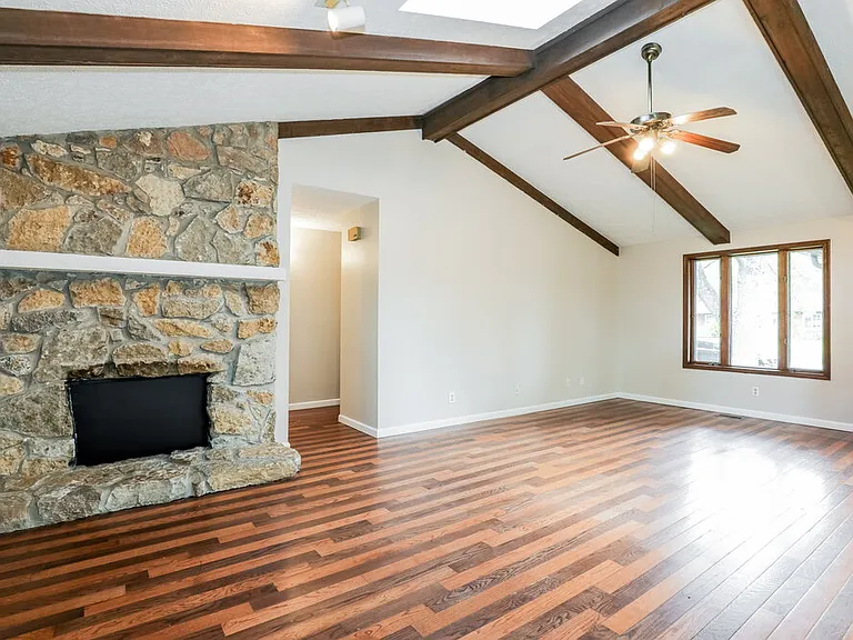 476 Spring Dr — Photo 4